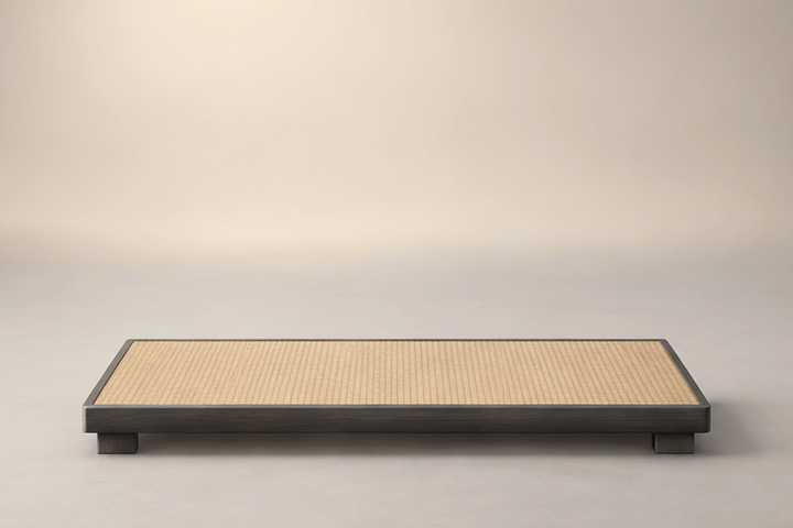 Animated 3D illustration of a tatami plinth: empty at first, then one, two and finally three black pleated hakama standing in a row.